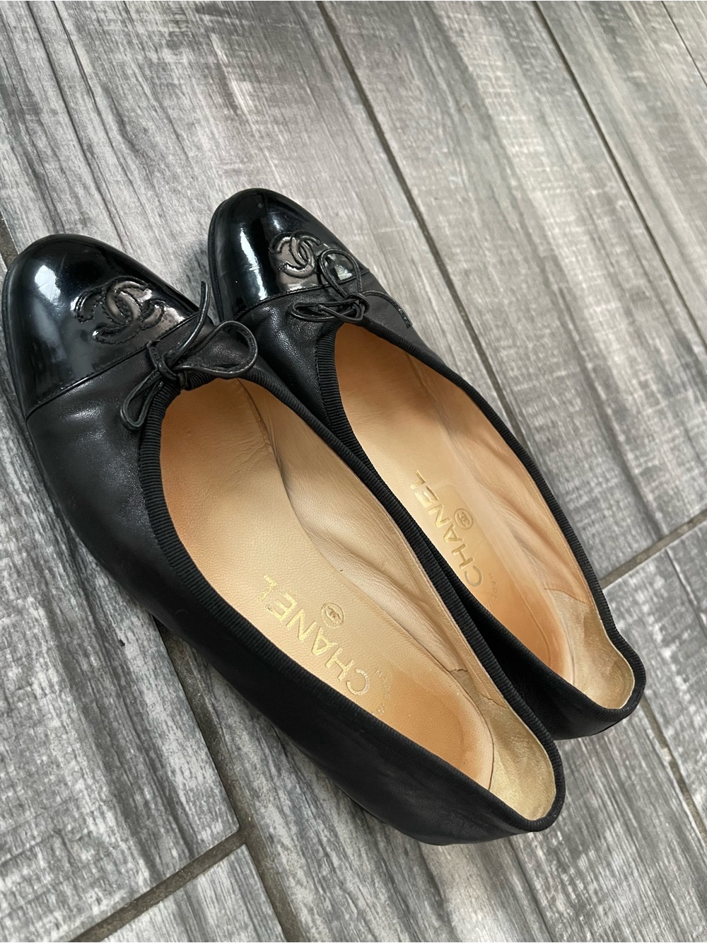 CHANEL Black Leather Cap-Toe CC Logo Ballet Flats - Picture 5 of 13